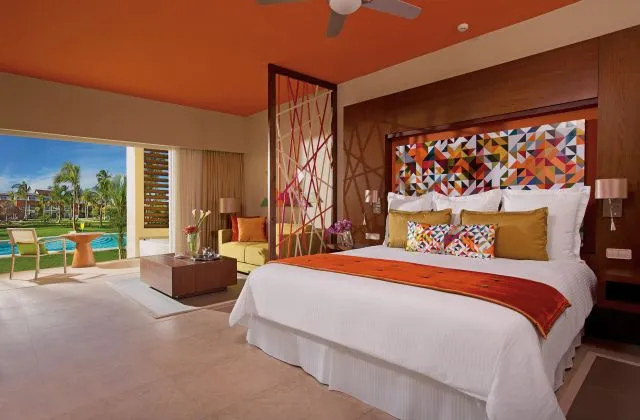 Hotel Breathless Punta Cana suite con vista piscina